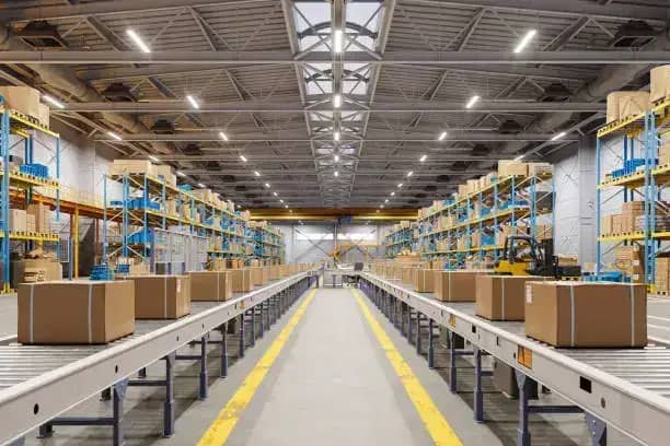 Distribution warehouse managing SLA delivery windows and dispatches